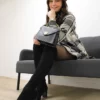 Notre petit sac à main ruban en cuir noir est parfait pour vous accompagner partout, de jour comme de nuit. Il dispose d'un compartiment spacieux avec une poche plate pour ranger vos petits accessoires. Le sac se porte de 3 façons différentes : en style pochette, à la main ou au coude, et en bandoulière. Avec sa fabrication italienne, vous pouvez être sûre de sa qualité. Son design sobre et élégant se marie facilement avec toutes vos tenues | Dovelya