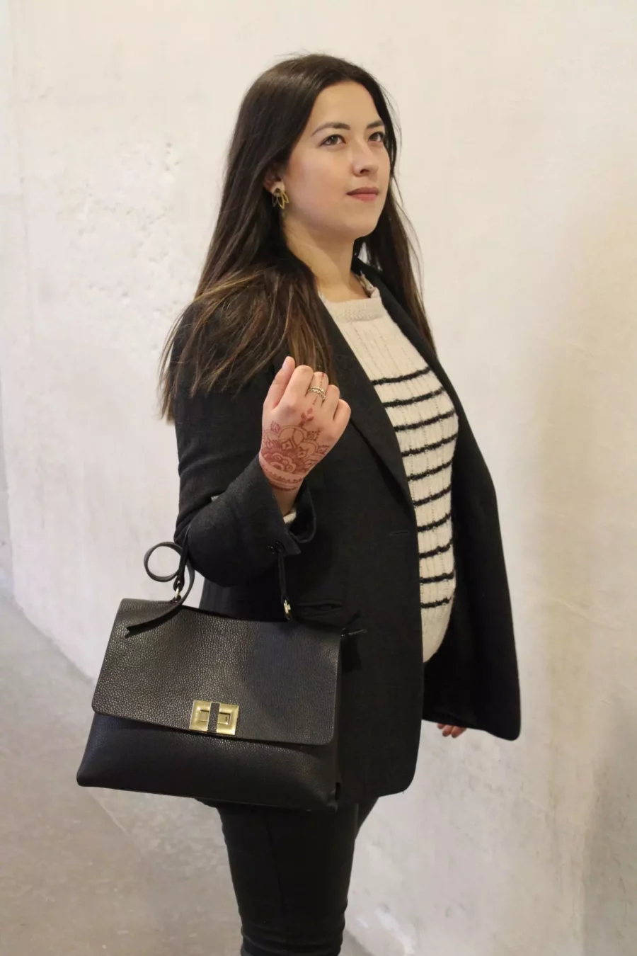 Ce sac à main en cuir est sobre et élégant. De taille moyenne, il offre de nombreux espaces de rangement. Avec son rabat sécurisé par un tourniquet, il dispose de deux compartiments distincts s'ouvrant par une fermeture à glissière. La bandoulière réglable et amovible offre un confort maximal et vous permet de le porter de différentes manières. Pour protéger le sac lorsque vous le posez, des clous sont placés en dessous. Ce sac à main est fabriqué en Italie | Dovelya