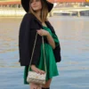 Petit sac à main en cuir matelassé dorée intemporel. Le sac est muni d'une bandoulière en chaîne entrelacée de cuir argent ou dorée, selon votre choix de couleur du sac. Il se ferme avec un rabat ainsi qu'un joli fermoir, pour plus de sécurité et de style. À l'intérieur, il dispose d'un compartiment avec une poche zippée. Fabrication italienne | Dovelya