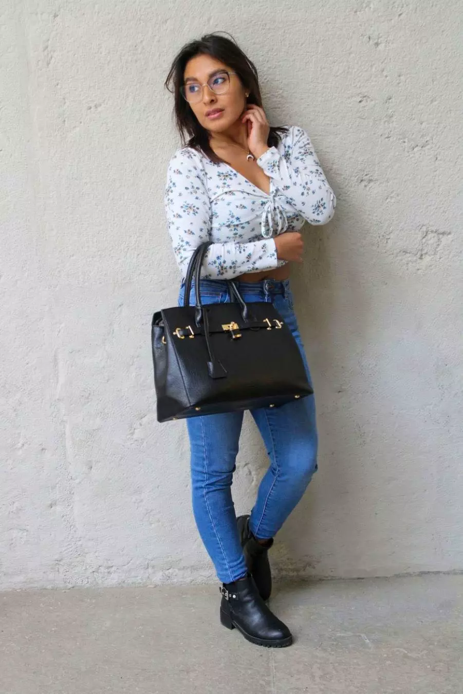 Le sac à main cadenas noir est en matière synthétique. C'est un accessoire tendance et pratique qui convient à toutes les occasions. Vous pouvez le porter à la main ou au coude grâce à ses solides double poignée. Vous pouvez également le porter à l'épaule ou en croisé grâce à sa bandoulière réglable et amovible. Il est équipé d'une fermeture à glissière, il dispose de deux compartiments séparés par une fermeture zippée, ainsi qu'une poche latérale zippée et deux poches ouvertes. Le petit cadenas doré situé au milieu du sac ajoute une touche de fantaisie à l'extérieur | Dovelya
