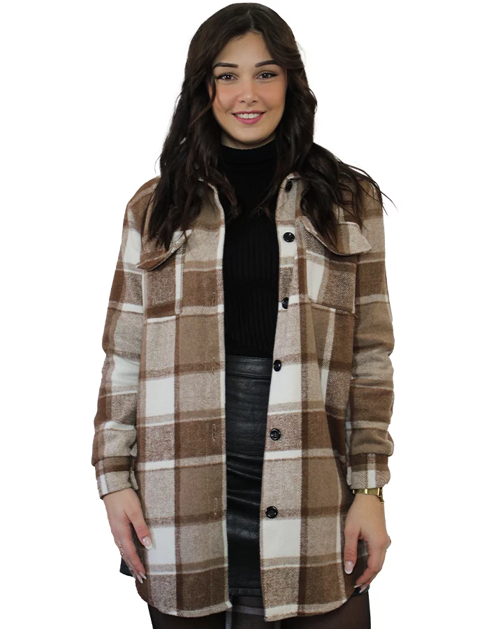 Chemise à carreaux marron et beige. Disponible en taille unique allant du S au L. Cette chemise est conçue pour s'adapter à toutes les morphologies. Avec son col rond et ses manches longues, cette chemise longue offre un confort incomparable et une allure impeccable. Les boutons ajoutent une touche de sophistication. Possibilité de la porter ouverte ou fermé ou transformez-la en robe en ajoutant une ceinture à la taille | Dovelya