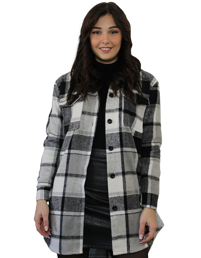 Chemise à carreaux noir et grise. Disponible en taille unique allant du S au L. Cette chemise est conçue pour s'adapter à toutes les morphologies. Avec son col rond et ses manches longues, cette chemise longue offre un confort incomparable et une allure impeccable. Les boutons ajoutent une touche de sophistication. Possibilité de la porter ouverte ou fermé ou transformez-la en robe en ajoutant une ceinture à la taille | Dovelya