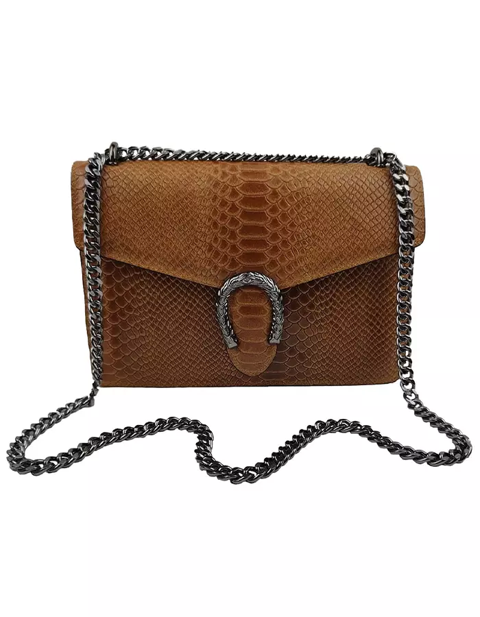 Le sac à main fer à cheval camel en cuir est en aspect croco. Avec des dimensions moyennes, ce sac est chic et élégant. Ce sac à main fer à cheval se ferme aisément grâce à un rabat et un fermoir aimanté aux finitions en métal pour plus de sécurité. L'intérieur possède deux compartiments avec une séparation zippée. Il est également muni d'une poche latérale zippée et d'une poche simple. Pour encore plus de praticité, il dispose d'une poche zippée à l'extérieur. Le modèle est équipé d'une bandoulière réglable en chaîne métallisée. Fabriqué en Italie | Dovelya