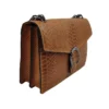 Le sac à main fer à cheval camel en cuir est en aspect croco. Avec des dimensions moyennes, ce sac est chic et élégant. Ce sac à main fer à cheval se ferme aisément grâce à un rabat et un fermoir aimanté aux finitions en métal pour plus de sécurité. L'intérieur possède deux compartiments avec une séparation zippée. Il est également muni d'une poche latérale zippée et d'une poche simple. Pour encore plus de praticité, il dispose d'une poche zippée à l'extérieur. Le modèle est équipé d'une bandoulière réglable en chaîne métallisée. Fabriqué en Italie | Dovelya