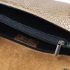 Le sac à main fer à cheval camel en cuir est en aspect croco. Avec des dimensions moyennes, ce sac est chic et élégant. Ce sac à main fer à cheval se ferme aisément grâce à un rabat et un fermoir aimanté aux finitions en métal pour plus de sécurité. L'intérieur possède deux compartiments avec une séparation zippée. Il est également muni d'une poche latérale zippée et d'une poche simple. Pour encore plus de praticité, il dispose d'une poche zippée à l'extérieur. Le modèle est équipé d'une bandoulière réglable en chaîne métallisée. Fabriqué en Italie | Dovelya