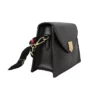 Notre petit sac à main ruban en cuir noir est parfait pour vous accompagner partout, de jour comme de nuit. Il dispose d'un compartiment spacieux avec une poche plate pour ranger vos petits accessoires. Le sac se porte de 3 façons différentes : en style pochette, à la main ou au coude, et en bandoulière. Avec sa fabrication italienne, vous pouvez être sûre de sa qualité. Son design sobre et élégant se marie facilement avec toutes vos tenues | Dovelya