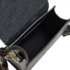 Notre petit sac à main ruban en cuir noir est parfait pour vous accompagner partout, de jour comme de nuit. Il dispose d'un compartiment spacieux avec une poche plate pour ranger vos petits accessoires. Le sac se porte de 3 façons différentes : en style pochette, à la main ou au coude, et en bandoulière. Avec sa fabrication italienne, vous pouvez être sûre de sa qualité. Son design sobre et élégant se marie facilement avec toutes vos tenues | Dovelya