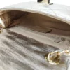 Petit sac à main en cuir matelassé dorée intemporel. Le sac est muni d'une bandoulière en chaîne entrelacée de cuir argent ou dorée, selon votre choix de couleur du sac. Il se ferme avec un rabat ainsi qu'un joli fermoir, pour plus de sécurité et de style. À l'intérieur, il dispose d'un compartiment avec une poche zippée. Fabrication italienne | Dovelya