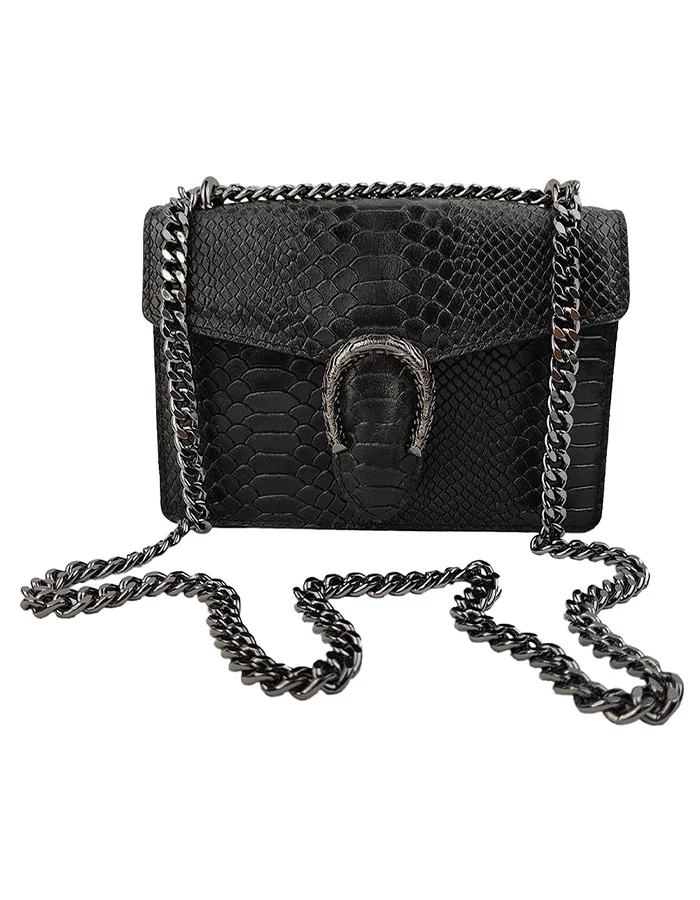 Le petit sac à main fer à cheval noir en cuir est en aspect croco. Avec des petites dimensions, ce sac est chic et élégant. Ce petit sac à main fer à cheval se ferme aisément grâce à un rabat et un fermoir aimanté aux finitions en métal pour plus de sécurité. L'intérieur possède un compartiment muni d'une poche latérale zippée et d'une poche simple. Pour encore plus de praticité, il dispose d'une poche zippée à l'extérieur. Le modèle est équipé d'une bandoulière réglable en chaîne métallisée. Fabriqué en Italie | Dovelya