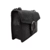 Le petit sac à main fer à cheval noir en cuir est en aspect croco. Avec des petites dimensions, ce sac est chic et élégant. Ce petit sac à main fer à cheval se ferme aisément grâce à un rabat et un fermoir aimanté aux finitions en métal pour plus de sécurité. L'intérieur possède un compartiment muni d'une poche latérale zippée et d'une poche simple. Pour encore plus de praticité, il dispose d'une poche zippée à l'extérieur. Le modèle est équipé d'une bandoulière réglable en chaîne métallisée. Fabriqué en Italie | Dovelya