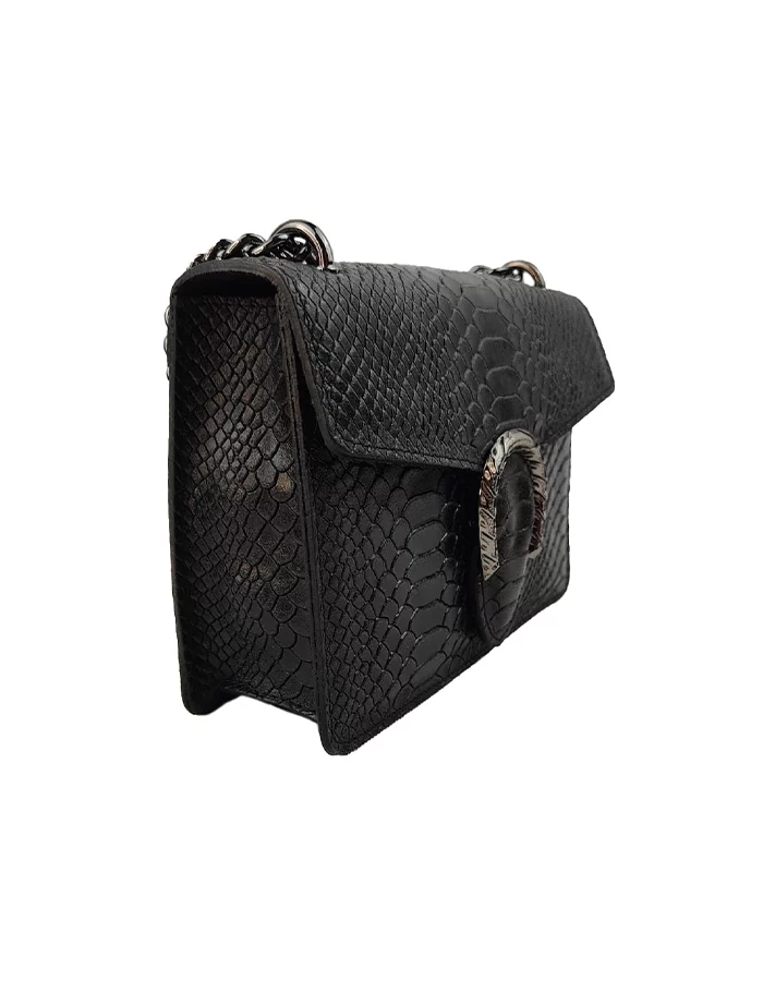 Le petit sac à main fer à cheval noir en cuir est en aspect croco. Avec des petites dimensions, ce sac est chic et élégant. Ce petit sac à main fer à cheval se ferme aisément grâce à un rabat et un fermoir aimanté aux finitions en métal pour plus de sécurité. L'intérieur possède un compartiment muni d'une poche latérale zippée et d'une poche simple. Pour encore plus de praticité, il dispose d'une poche zippée à l'extérieur. Le modèle est équipé d'une bandoulière réglable en chaîne métallisée. Fabriqué en Italie | Dovelya