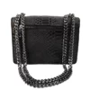 Le petit sac à main fer à cheval noir en cuir est en aspect croco. Avec des petites dimensions, ce sac est chic et élégant. Ce petit sac à main fer à cheval se ferme aisément grâce à un rabat et un fermoir aimanté aux finitions en métal pour plus de sécurité. L'intérieur possède un compartiment muni d'une poche latérale zippée et d'une poche simple. Pour encore plus de praticité, il dispose d'une poche zippée à l'extérieur. Le modèle est équipé d'une bandoulière réglable en chaîne métallisée. Fabriqué en Italie | Dovelya