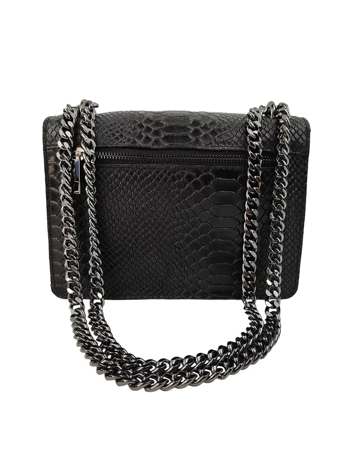 Le petit sac à main fer à cheval noir en cuir est en aspect croco. Avec des petites dimensions, ce sac est chic et élégant. Ce petit sac à main fer à cheval se ferme aisément grâce à un rabat et un fermoir aimanté aux finitions en métal pour plus de sécurité. L'intérieur possède un compartiment muni d'une poche latérale zippée et d'une poche simple. Pour encore plus de praticité, il dispose d'une poche zippée à l'extérieur. Le modèle est équipé d'une bandoulière réglable en chaîne métallisée. Fabriqué en Italie | Dovelya