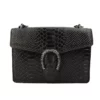 Le petit sac à main fer à cheval noir en cuir est en aspect croco. Avec des petites dimensions, ce sac est chic et élégant. Ce petit sac à main fer à cheval se ferme aisément grâce à un rabat et un fermoir aimanté aux finitions en métal pour plus de sécurité. L'intérieur possède un compartiment muni d'une poche latérale zippée et d'une poche simple. Pour encore plus de praticité, il dispose d'une poche zippée à l'extérieur. Le modèle est équipé d'une bandoulière réglable en chaîne métallisée. Fabriqué en Italie | Dovelya