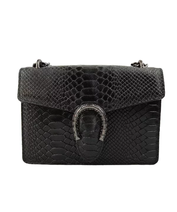 Le petit sac à main fer à cheval noir en cuir est en aspect croco. Avec des petites dimensions, ce sac est chic et élégant. Ce petit sac à main fer à cheval se ferme aisément grâce à un rabat et un fermoir aimanté aux finitions en métal pour plus de sécurité. L'intérieur possède un compartiment muni d'une poche latérale zippée et d'une poche simple. Pour encore plus de praticité, il dispose d'une poche zippée à l'extérieur. Le modèle est équipé d'une bandoulière réglable en chaîne métallisée. Fabriqué en Italie | Dovelya