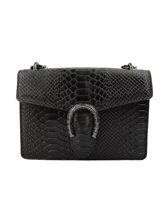 Le petit sac à main fer à cheval noir en cuir est en aspect croco. Avec des petites dimensions, ce sac est chic et élégant. Ce petit sac à main fer à cheval se ferme aisément grâce à un rabat et un fermoir aimanté aux finitions en métal pour plus de sécurité. L'intérieur possède un compartiment muni d'une poche latérale zippée et d'une poche simple. Pour encore plus de praticité, il dispose d'une poche zippée à l'extérieur. Le modèle est équipé d'une bandoulière réglable en chaîne métallisée. Fabriqué en Italie | Dovelya