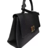 Ce sac à main en cuir sobre et élégant est un accessoire incontournable pour toutes les femmes. De taille moyenne, il offre de nombreux espaces de rangement. Avec son rabat sécurisé par un tourniquet, il dispose de deux compartiments distincts s'ouvrant par une fermeture à glissière. La bandoulière réglable et amovible offre un confort maximal et vous permet de le porter de différentes manières. Pour protéger le sac lorsque vous le posez, des clous sont placés en dessous. Ce sac à main est fabriqué en Italie | Dovelya