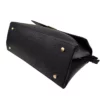 Ce sac à main en cuir sobre et élégant est un accessoire incontournable pour toutes les femmes. De taille moyenne, il offre de nombreux espaces de rangement. Avec son rabat sécurisé par un tourniquet, il dispose de deux compartiments distincts s'ouvrant par une fermeture à glissière. La bandoulière réglable et amovible offre un confort maximal et vous permet de le porter de différentes manières. Pour protéger le sac lorsque vous le posez, des clous sont placés en dessous. Ce sac à main est fabriqué en Italie | Dovelya