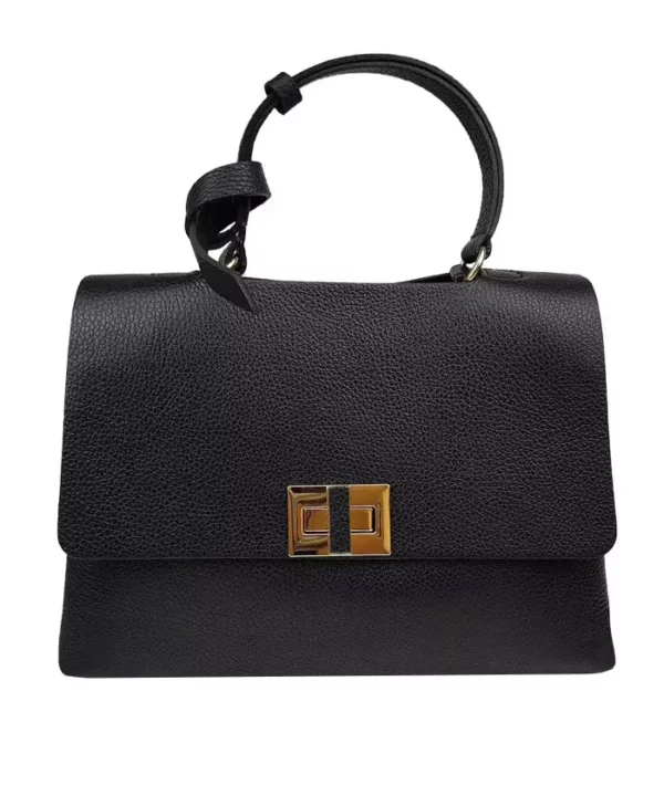 Ce sac à main en cuir sobre et élégant est un accessoire incontournable pour toutes les femmes. De taille moyenne, il offre de nombreux espaces de rangement. Avec son rabat sécurisé par un tourniquet, il dispose de deux compartiments distincts s'ouvrant par une fermeture à glissière. La bandoulière réglable et amovible offre un confort maximal et vous permet de le porter de différentes manières. Pour protéger le sac lorsque vous le posez, des clous sont placés en dessous. Ce sac à main est fabriqué en Italie | Dovelya
