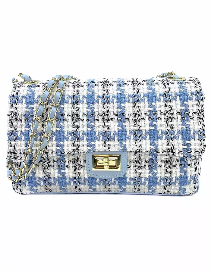 Sac à main tissé garni cuir bleu de taille moyenne. C'est une valeur sûre qui sublimera votre tenue. Avec son rabat à tourniquet, ce sac à main tissé dispose de deux compartiments séparés par une fermeture zippée, ainsi qu'une poche latérale zippée et une poche plate. Les finitions sont de couleur dorée. Vous pouvez le porter par les deux anses ou allonger la bandoulière pour le porter en croisé. Fabriqué en Italie, ce sac tissé garni cuir est l'accessoire élégant qu'il vous faut | Dovelya