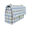 Sac à main tissé garni cuir bleu de taille moyenne. C'est une valeur sûre qui sublimera votre tenue. Avec son rabat à tourniquet, ce sac à main tissé dispose de deux compartiments séparés par une fermeture zippée, ainsi qu'une poche latérale zippée et une poche plate. Les finitions sont de couleur dorée. Vous pouvez le porter par les deux anses ou allonger la bandoulière pour le porter en croisé. Fabriqué en Italie, ce sac tissé garni cuir est l'accessoire élégant qu'il vous faut | Dovelya