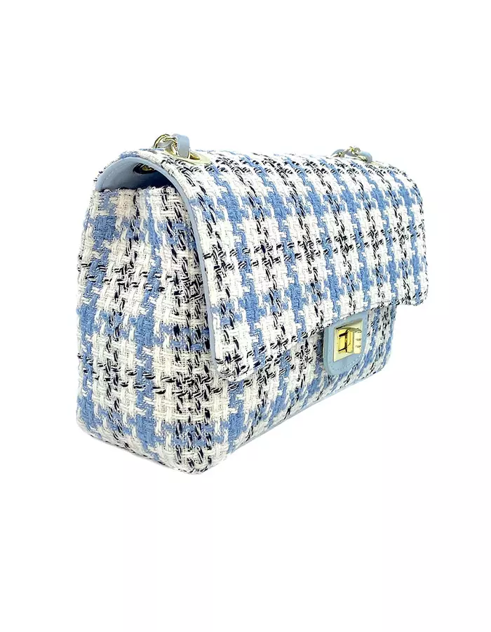 Sac à main tissé garni cuir bleu de taille moyenne. C'est une valeur sûre qui sublimera votre tenue. Avec son rabat à tourniquet, ce sac à main tissé dispose de deux compartiments séparés par une fermeture zippée, ainsi qu'une poche latérale zippée et une poche plate. Les finitions sont de couleur dorée. Vous pouvez le porter par les deux anses ou allonger la bandoulière pour le porter en croisé. Fabriqué en Italie, ce sac tissé garni cuir est l'accessoire élégant qu'il vous faut | Dovelya