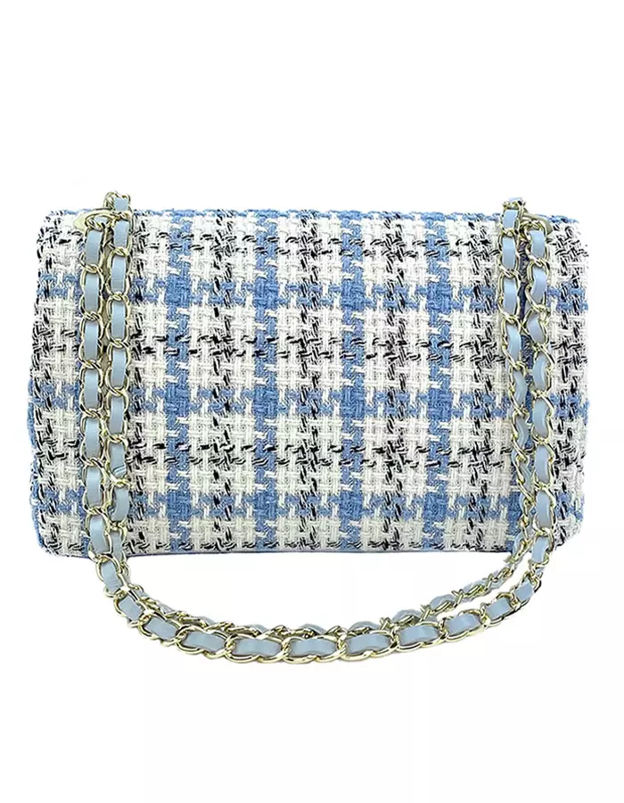 Sac à main tissé garni cuir bleu de taille moyenne. C'est une valeur sûre qui sublimera votre tenue. Avec son rabat à tourniquet, ce sac à main tissé dispose de deux compartiments séparés par une fermeture zippée, ainsi qu'une poche latérale zippée et une poche plate. Les finitions sont de couleur dorée. Vous pouvez le porter par les deux anses ou allonger la bandoulière pour le porter en croisé. Fabriqué en Italie, ce sac tissé garni cuir est l'accessoire élégant qu'il vous faut | Dovelya