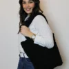 Le sac à main fourre-tout noir pour femme en aspect mouton est doté d'un grand compartiment spacieux avec une fermeture à bouton-pression. Il est idéal pour ranger tous les essentiels quotidiens. Très doux, confortable et stylé c'est un sac de qualité, idéale pour les sorties | Dovelya