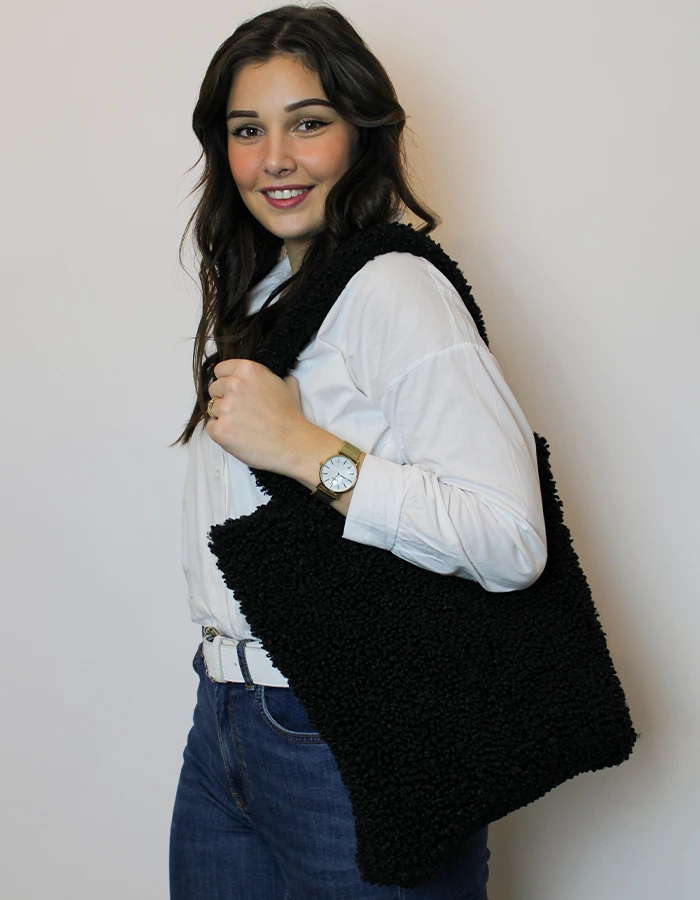 Le sac à main fourre-tout noir pour femme en aspect mouton est doté d'un grand compartiment spacieux avec une fermeture à bouton-pression. Il est idéal pour ranger tous les essentiels quotidiens. Très doux, confortable et stylé c'est un sac de qualité, idéale pour les sorties | Dovelya